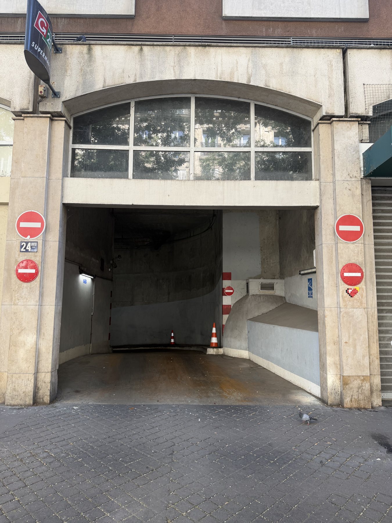 Entrée du parking, 24 bis rue Brochant