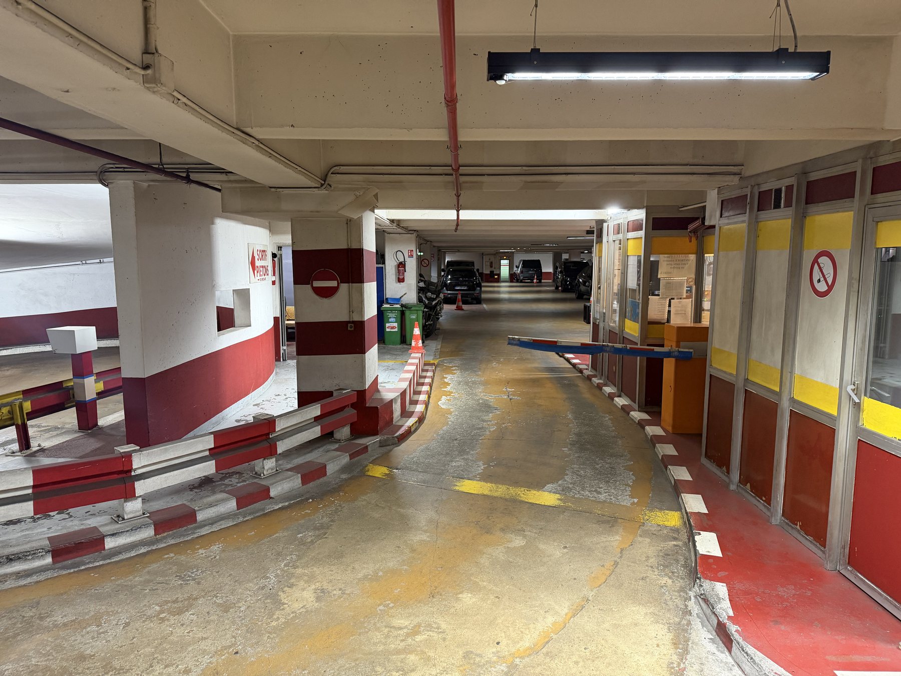 Allée de circulation et guérite